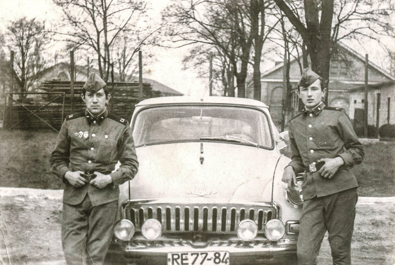 Гсвг ссср. Автомобили ГСВГ. Военные автомобили ГСВГ. Москвичи в ГДР. Волга в армии СССР.